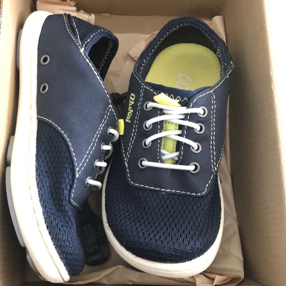 NIB boys OluKai size 10 sandal / shoe